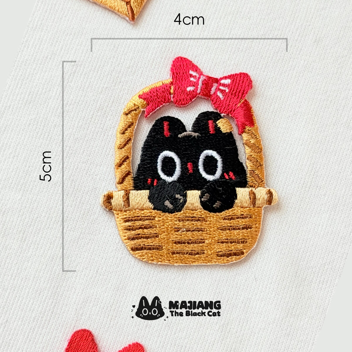 Basket patch: Majiang peeking out of a woven basket with a red bow, 40 × 50 mm